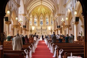 Lire la suite à propos de l’article Mariage à l’église : Planifier sa cérémonie sacrée