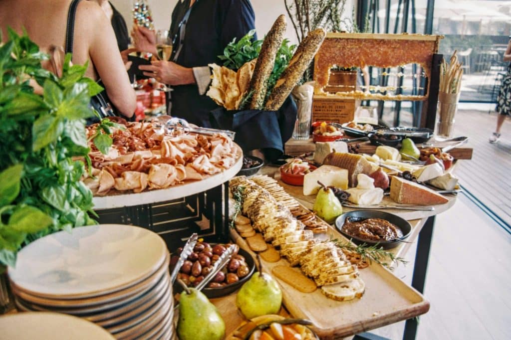 Lire la suite à propos de l’article Le buffet froid de mariage : une tradition réinventée